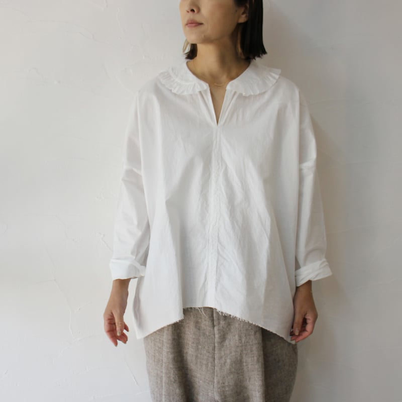 homspun（ホームスパン） バルキーシーチングカラー ブラウス 再入荷** homspun ホームスパン バルキーシーチングフリルプルオーバー