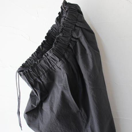 TRAVAIL MANUEL トラバイユマニュアル　ハイツイストポプリンルーズバギーパンツ　#チャコール、ブラック