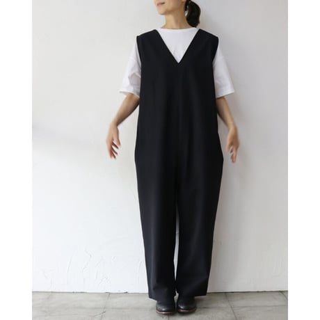 TRAVAIL MANUEL 　トラバイユマニュアル　リネンプラスストレッチVネックサロペット　#ブラック