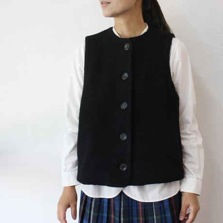 **再入荷**maomade マオメイド　圧縮ウール×タフタ中綿キルトベスト　#キナリ、ブラック