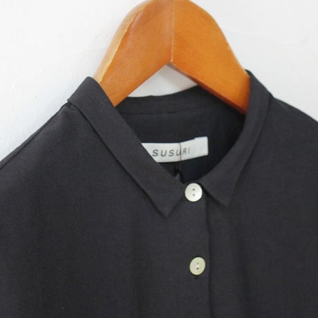 SUSURI ススリ　ヘムレンシャツ　#greenish black , off white