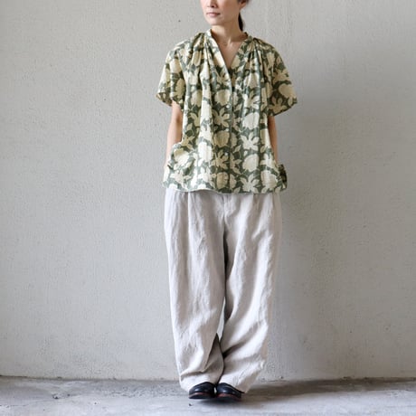 ARTE POVERA アルテポーヴェラ　インド草木染めハンドプリントスタンドギャザーシャツ　#オリーブ