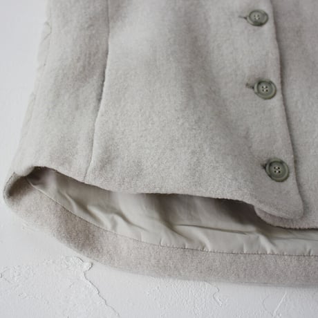 **再入荷**maomade マオメイド　圧縮ウール×タフタ中綿キルトベスト　#キナリ、ブラック