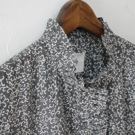 maison de soil メゾンドソイル アラベスク柄ノースリーブフリルカラーブラウス　#DK.GREY