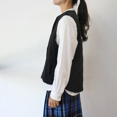 **再入荷**maomade マオメイド　圧縮ウール×タフタ中綿キルトベスト　#キナリ、ブラック
