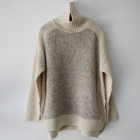 **再入荷** maomade マオメイド　ローゲージヤーンｘブークレ切り替えタートルネックポンチョ　#クリーム、キャメル、ブラック