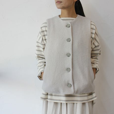 **再入荷**maomade マオメイド　圧縮ウール×タフタ中綿キルトベスト　#キナリ、ブラック