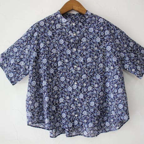 **再入荷**LinenYa リネンヤ　コットンボイルフラワープリントバンドカラー半袖シャツ　#ネイビー、ホワイト