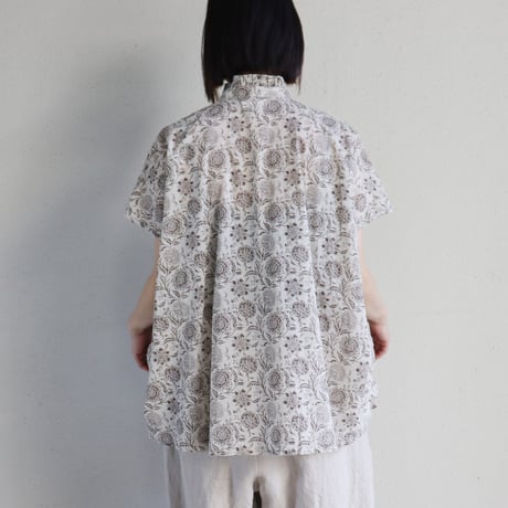 soil ソイル　フラワーフリルカラーフレンチスリーブシャツ　#ブラック、ベージュ