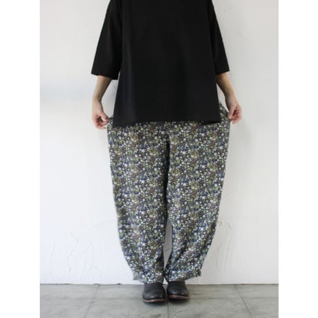 TRAVAIL MANUEL トラバイユマニュアル　フラワープリントイージーパンツ　#navy