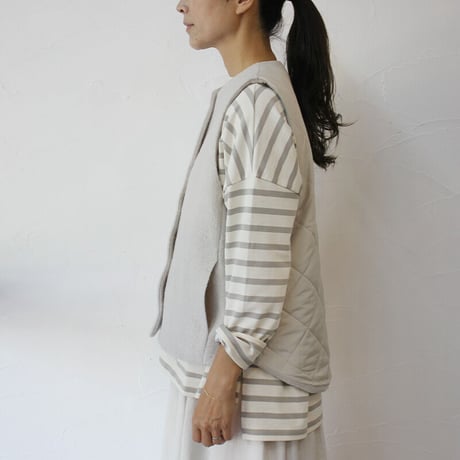 **再入荷**maomade マオメイド　圧縮ウール×タフタ中綿キルトベスト　#キナリ、ブラック