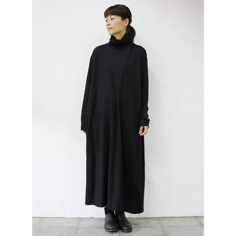CAERULA カエルラ　ウォッシャブルウール天竺ハイネックバックフレアーワンピース　#ブラック、TOPグレー