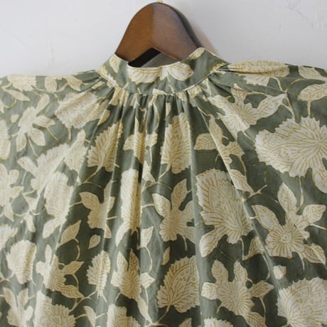 ARTE POVERA アルテポーヴェラ　インド草木染めハンドプリントスタンドギャザーシャツ　#オリーブ