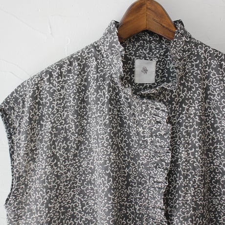maison de soil メゾンドソイル アラベスク柄ノースリーブフリルカラーブラウス　#DK.GREY