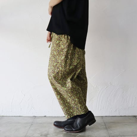 **再入荷**TRAVAIL MANUEL トラバイユマニュアル　ボタニカルプリントスラントリボンパンツ　#グリーン、ブラック