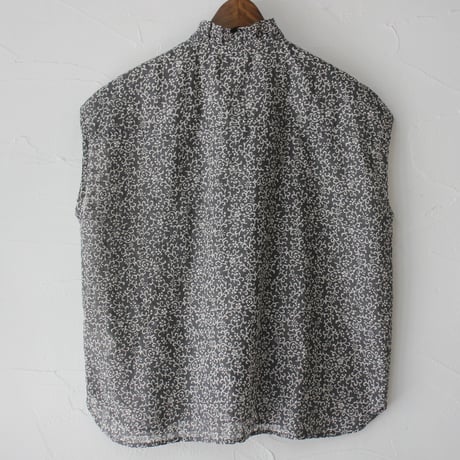 maison de soil メゾンドソイル アラベスク柄ノースリーブフリルカラーブラウス　#DK.GREY