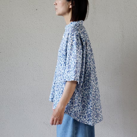 **再入荷**LinenYa リネンヤ　コットンボイルフラワープリントバンドカラー半袖シャツ　#ネイビー、ホワイト