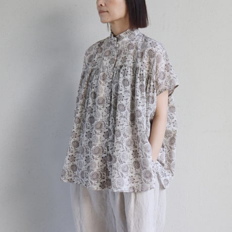 soil ソイル　フラワーフリルカラーフレンチスリーブシャツ　#ブラック、ベージュ