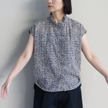 maison de soil メゾンドソイル アラベスク柄ノースリーブフリルカラーブラウス　#DK.GREY