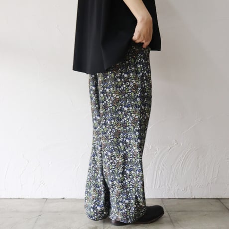 TRAVAIL MANUEL トラバイユマニュアル　フラワープリントイージーパンツ　#ネイビー