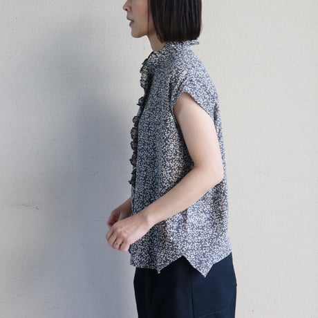 maison de soil メゾンドソイル アラベスク柄ノースリーブフリルカラーブラウス　#DK.GREY