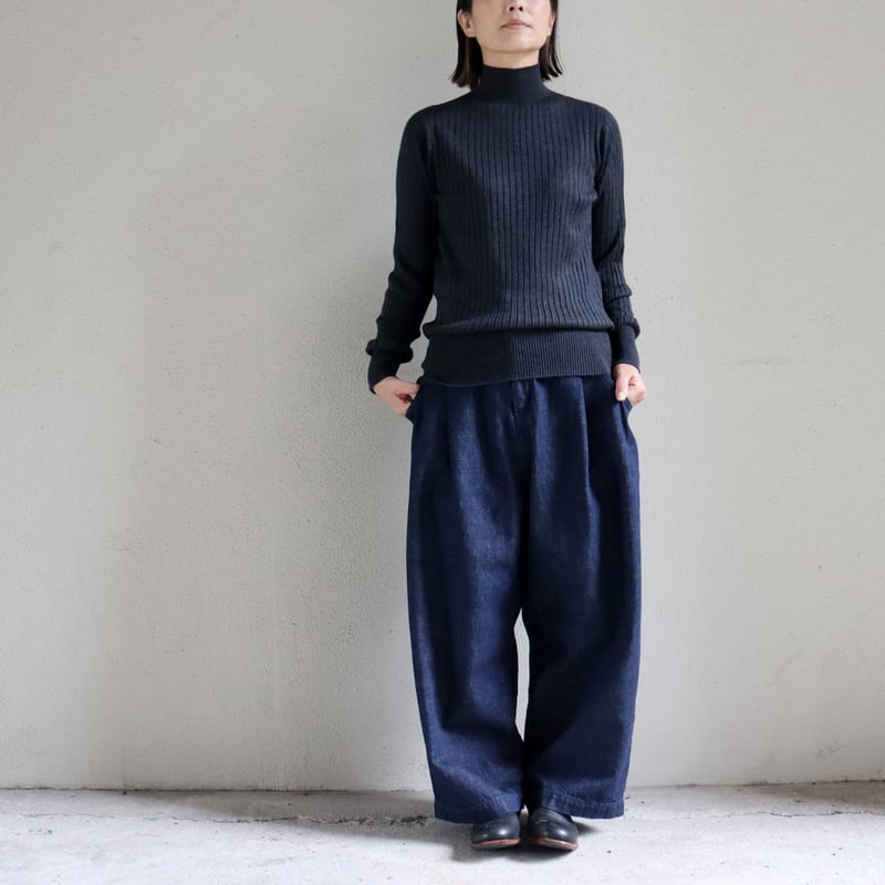 SUSURI ススリ ポエータハイネックセーター #black . dark navy . s