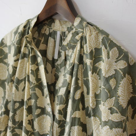 ARTE POVERA アルテポーヴェラ　インド草木染めハンドプリントスタンドギャザーシャツ　#オリーブ