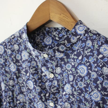 **再入荷**LinenYa リネンヤ　コットンボイルフラワープリントバンドカラー半袖シャツ　#ネイビー、ホワイト