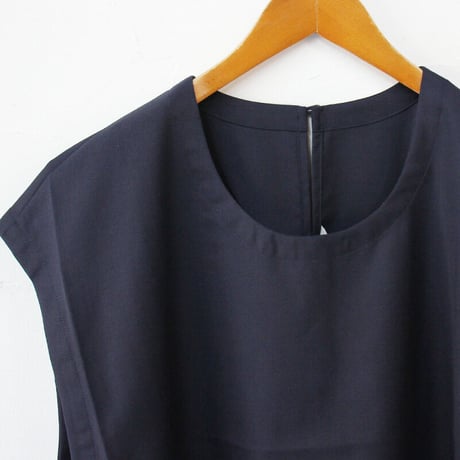 **またまた再入荷** homspun ホームスパン　ウールトロピカルクロスノースリーブブラウス　#チャコール、ネイビー　【送料無料】