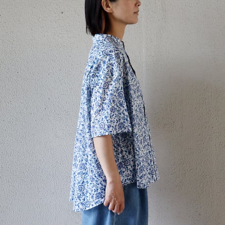 **再入荷**LinenYa リネンヤ　コットンボイルフラワープリントバンドカラー半袖シャツ　#ネイビー、ホワイト