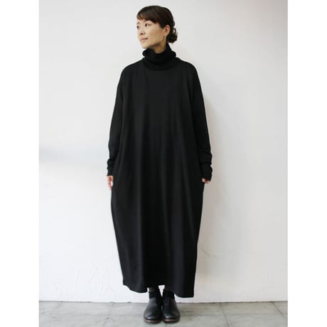 CAERULA カエルラ　ウォッシャブルウール天竺ハイネックバックフレアーワンピース　#ブラック、TOPグレー
