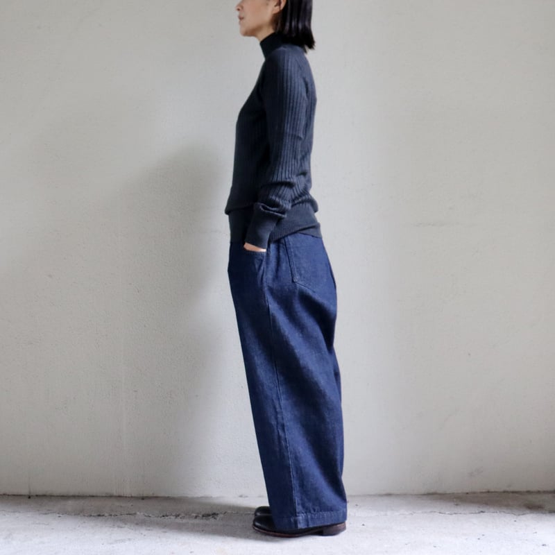 SUSURI ススリ ポエータハイネックセーター #black . dark navy . s