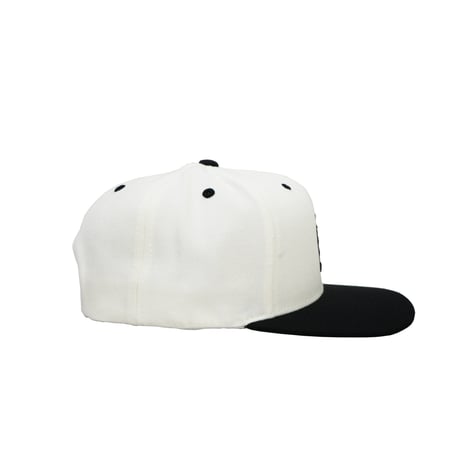 OLD ENGLISH SNAPBACK CAP / NATURAL & BLACK