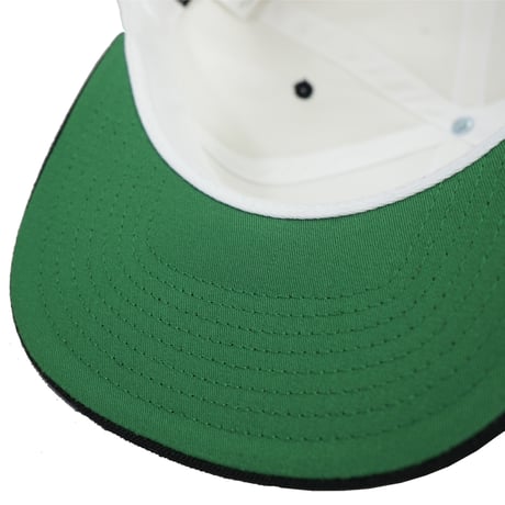 OLD ENGLISH SNAPBACK CAP / NATURAL & BLACK