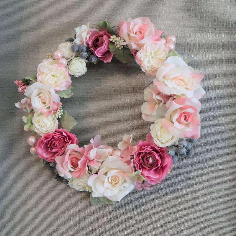 バラとラナンキュラスのフラワーリース（ピンク・ホワイト