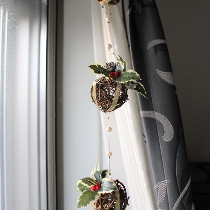 ヒイラギと木の実のクリスマスボールサンキャッチャー | etoile-irisee