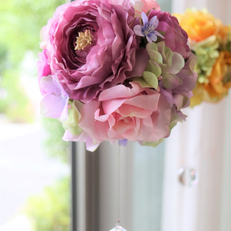 LANTHE イギリス製　フラワーボール 小 バラ・ラナンキュラスのフラワーボールのサンキャッチャー