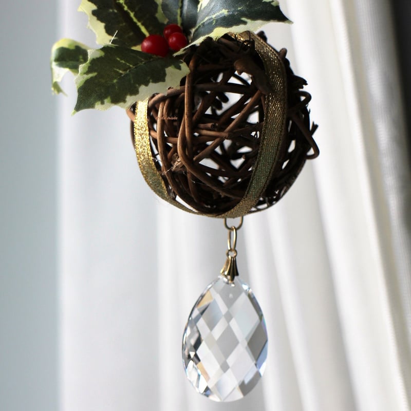 ヒイラギと木の実のクリスマスボールサンキャッチャー | etoile-irisee