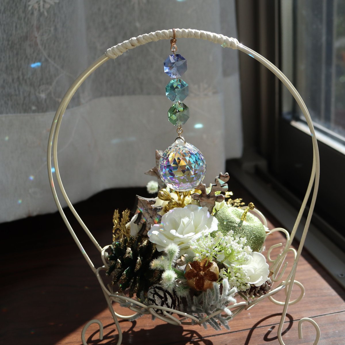 クリスマスの花カゴのサンキャッチャー | etoile-irisee