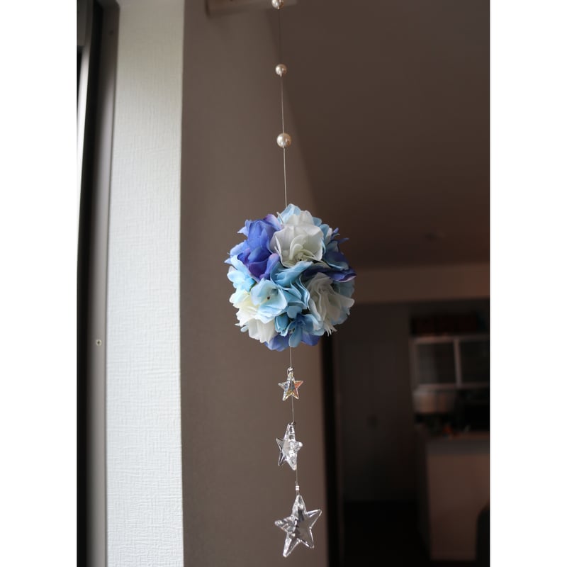 青のフラワーボールの星空サンキャッチャー | etoile-irisee