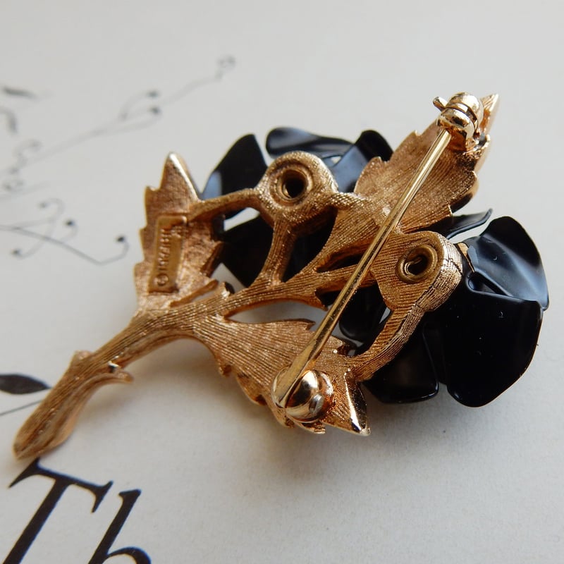 ☆レア！☆ ノスタルジックな黒バラのブローチ：Trifari