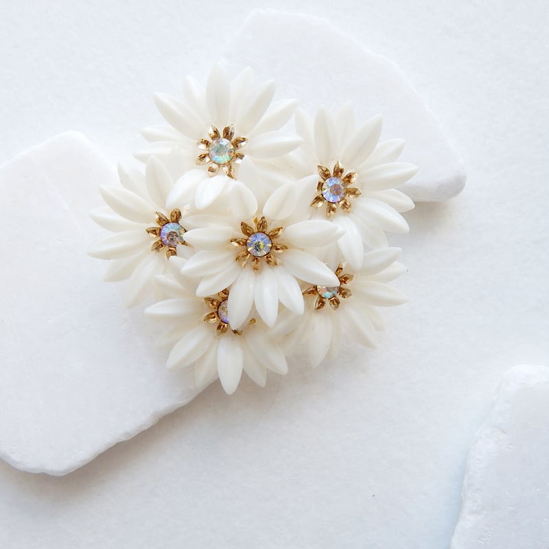 ホワイトフラワーブローチ ホワイトフラワーの花束ブローチ : Coro / ヴィンテージ・コスチューム