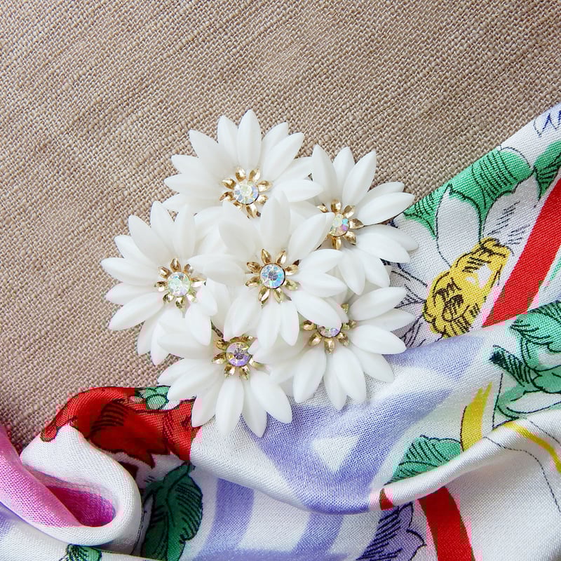 ホワイトフラワーの花束ブローチ : Coro / ヴィンテージ・コスチューム