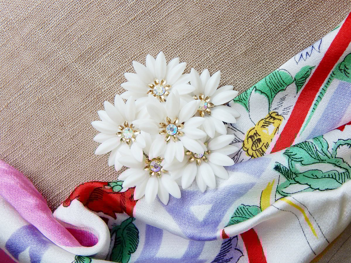 ホワイトフラワーの花束ブローチ : Coro / ヴィンテージ・コスチューム