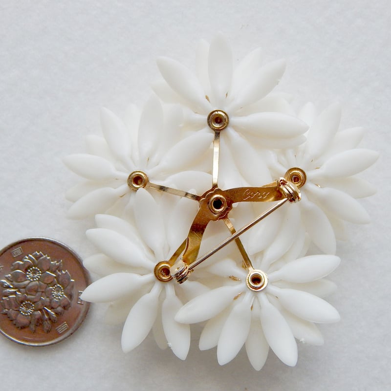 ホワイトフラワーの花束ブローチ : Coro / ヴィンテージ・コスチューム