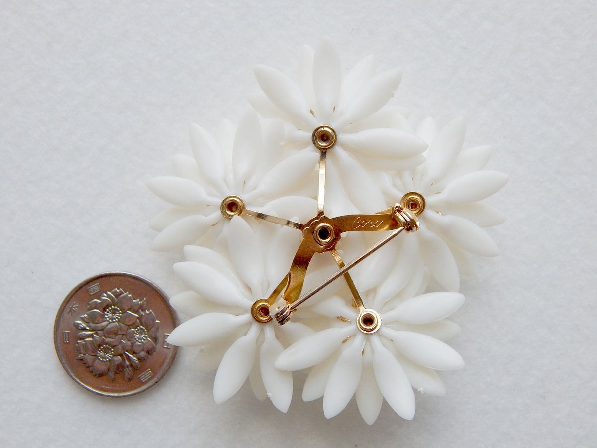 ホワイトフラワーの花束ブローチ : Coro / ヴィンテージ・コスチューム