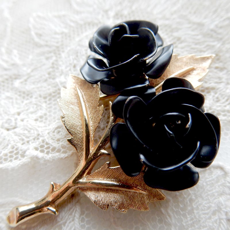 ☆レア！☆ ノスタルジックな黒バラのブローチ：Trifari