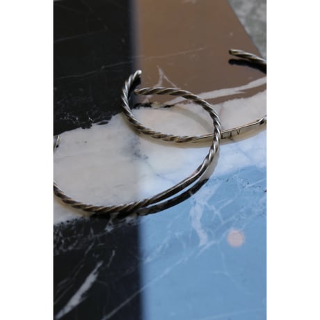 L I V runding : L I V BANGLE