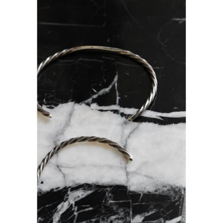 L I V runding : L I V BANGLE