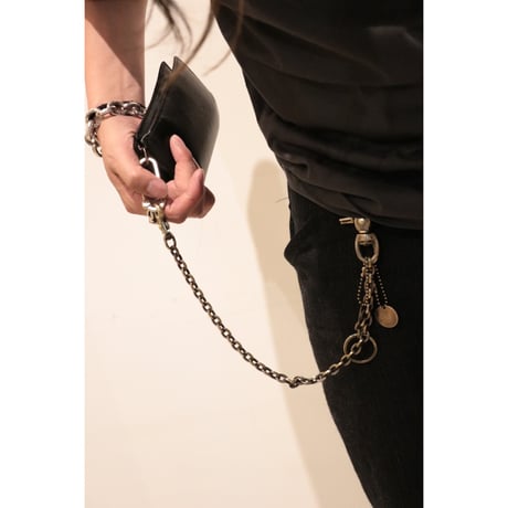 L I V runding : WALLET CHAIN